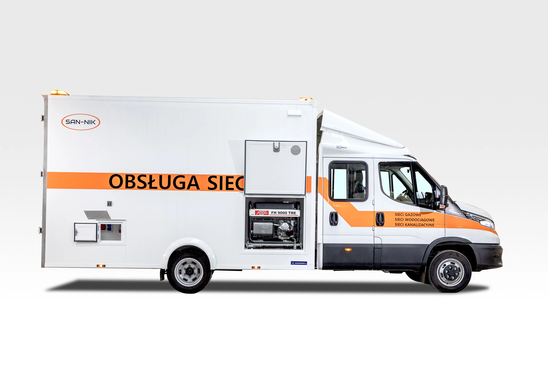 Samochód ekspozycyjny z logiem obsługi sieci na białym tle