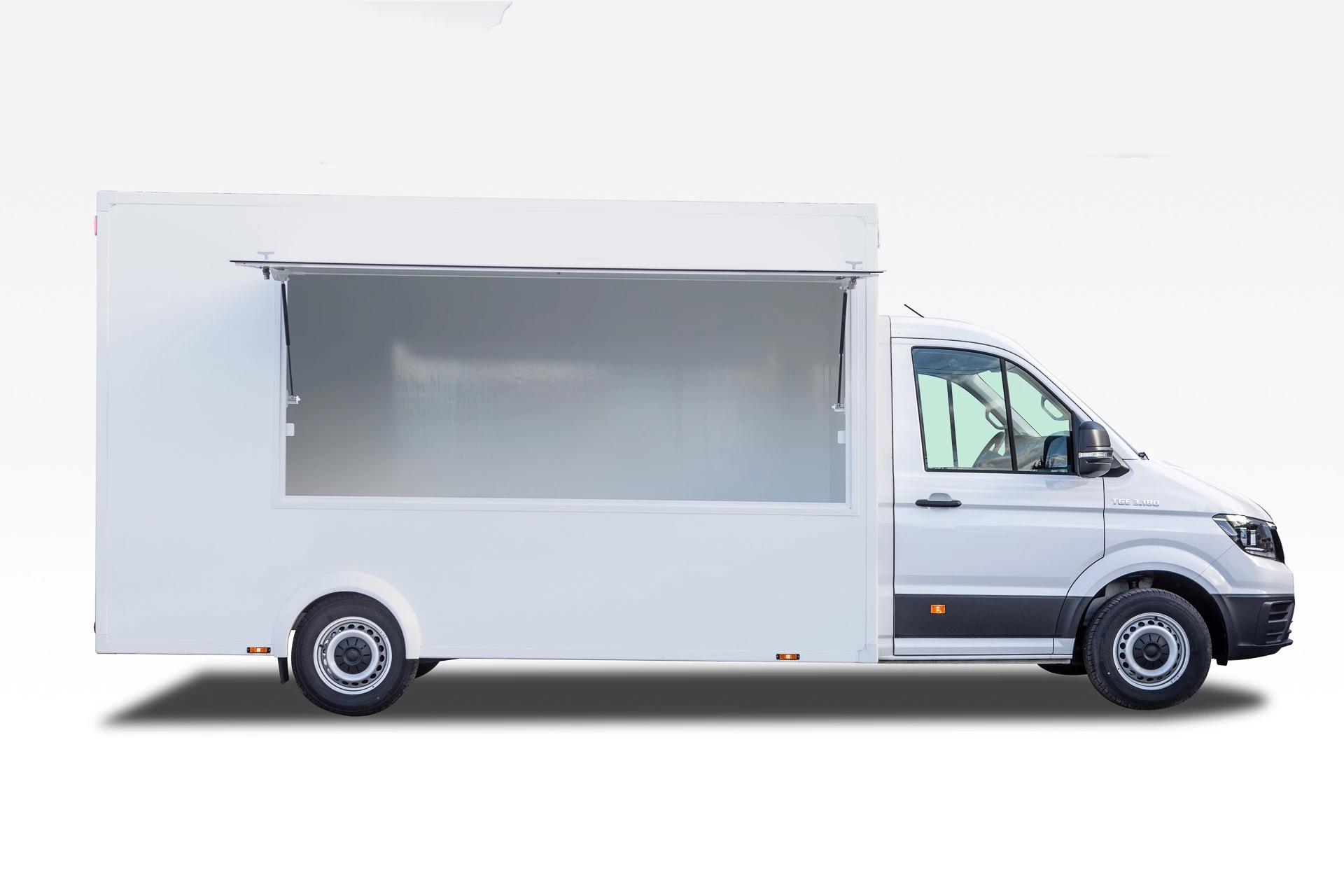 Biały furgon z otwartą klapą boczną – pusta przestrzeń ekspozycyjna mobilnego showroomu na białym tle.