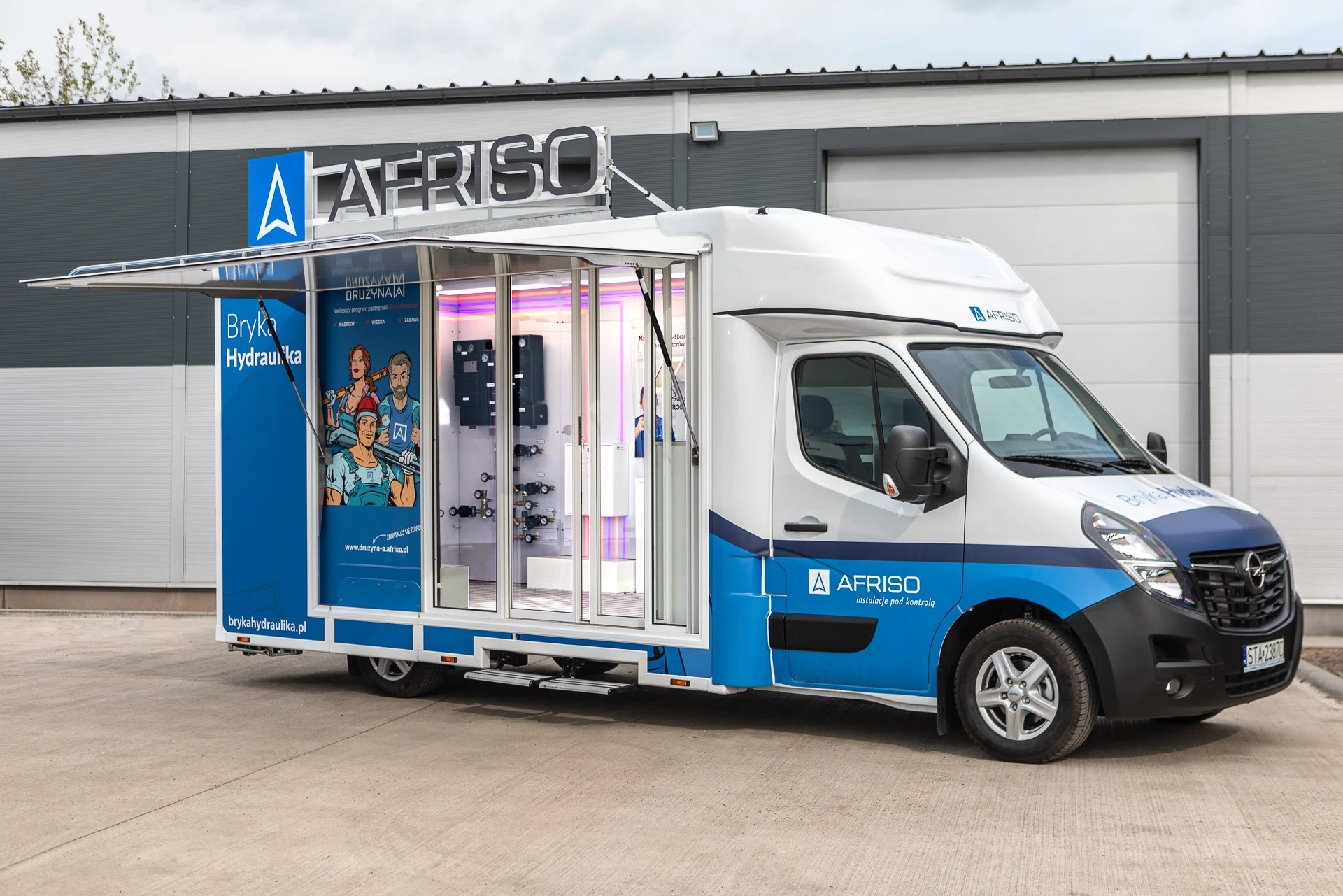 Mobilny showroom hydrauliki przed halą w Polsce