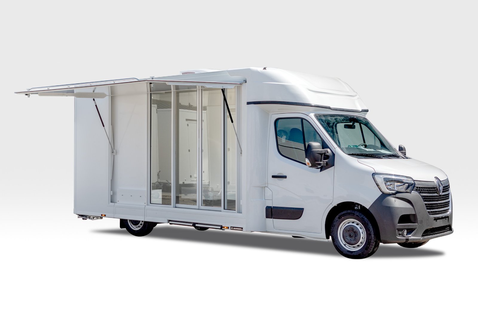 Biały showroom z rozsuwaną boczną szybą